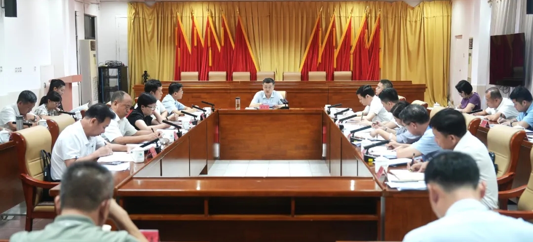 万宁召开十四届市委理论学习中心组第56次（扩大）学习会议