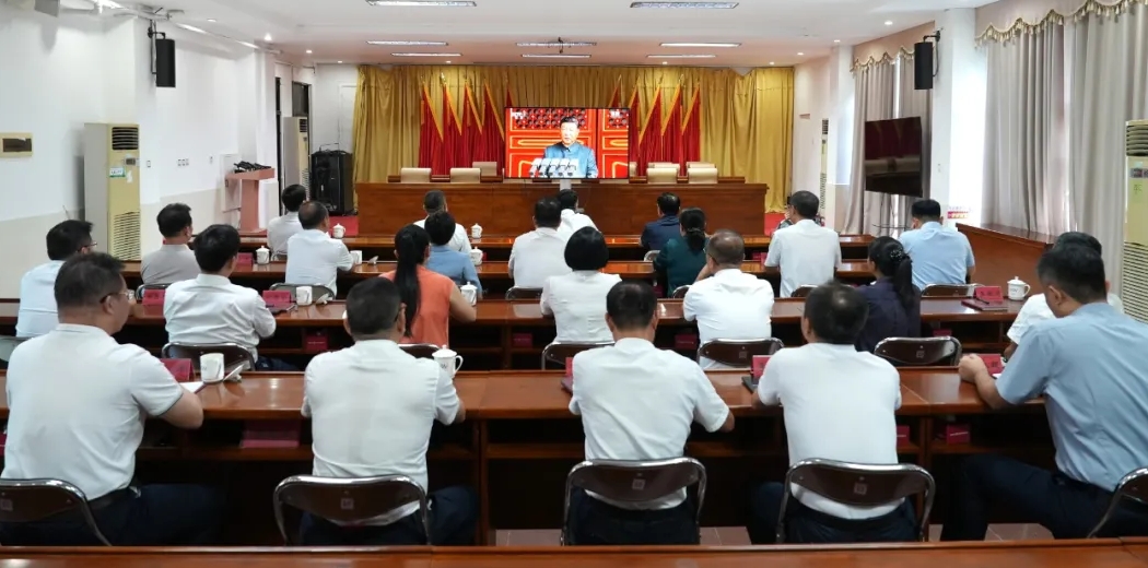 万宁市干部群众收听收看纪念中国人民抗日战争暨世界反法西斯战争胜利80周年大会